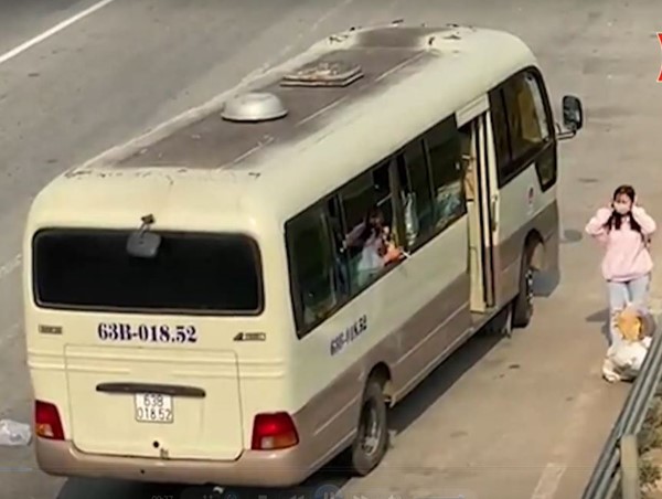 Nguy hiểm rình rập khi bắt khách dọc đường