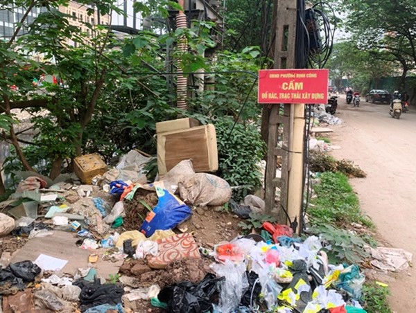 Phố Nguyễn Cảnh Dị nhếch nhác, mất mỹ quan đô thị