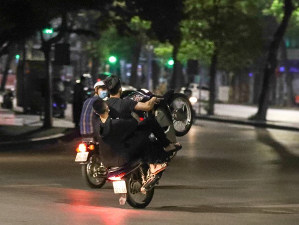 Báo động tình trạng giới trẻ sử dụng mạng xã hội kêu gọi đua xe trái phép