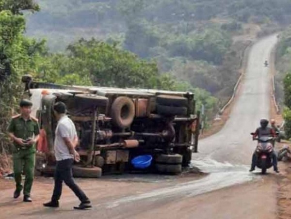 Lật xe chở nông sản, vợ tài xế tử vong