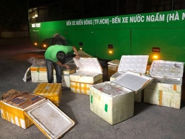 Nghệ An: Bắt giữ vụ vận chuyển gần 1 tấn thực phẩm bẩn bằng xe khách