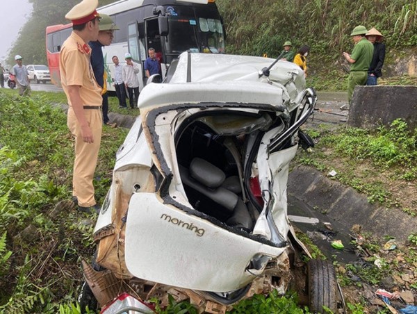 Va chạm xe khách, 2 người trên xe con tử vong tại chỗ