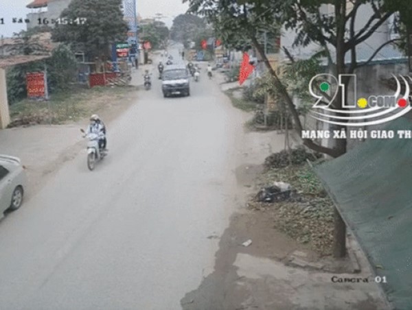 Tài xế taxi mở cửa xe gây tai nạn, bình thản kiểm tra xe không hỏi han nạn nhân