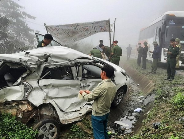Tai nạn giao thông mới nhất hôm nay 9/4: Xe con đấu đầu xe khách, 2 quân nhân tử vong thương tâm