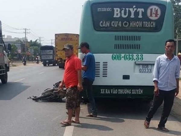 Xe buýt va chạm xe máy, tài xế xe máy rơi xuống đường tử vong