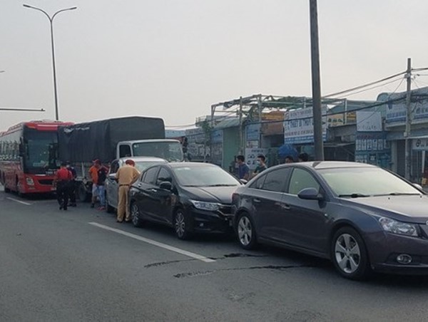 5 xe tông liên hoàn trên quốc lộ, nhiều người hoảng loạn