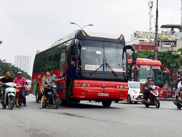 CSGT ghi hình xử lý xe bắt khách dọc đường