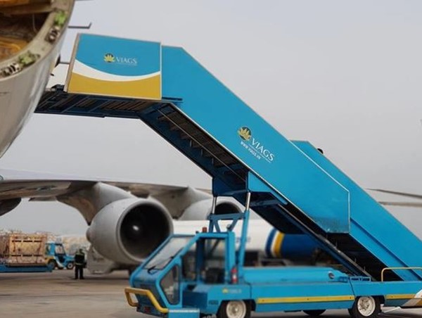 Xe thang lùi trúng ô tô 16 chỗ chở tiếp viên hàng không trong sân bay