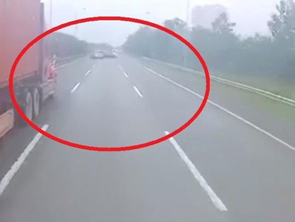 Tài xế Toyota Fortuner bất ngờ mất lái trên đại lộ Thăng Long