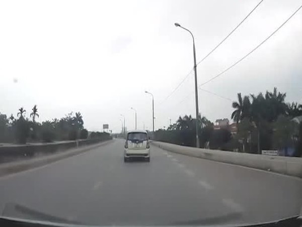 Hà Nội: Xe ô tô 16 chỗ bất ngờ đâm vào rìa đường, lật ngang