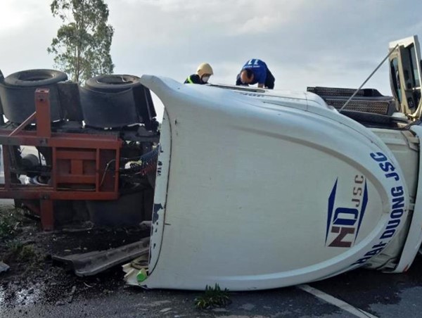 Xe đầu kéo lật chắn ngang đường, Quốc lộ 1 tắc nghẽn nghiêm trọng