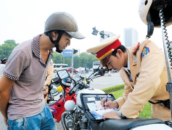 [Thói hư - tật xấu trong văn hóa giao thông Hà Nội] Bài 4: Vấn nạn chống đối và “xin - cho”