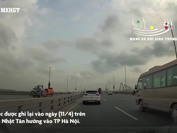 [Clip] Giữ khoảng cách không an toàn, ô tô Hyundai Tucson đâm đuôi xe Toyota Innova