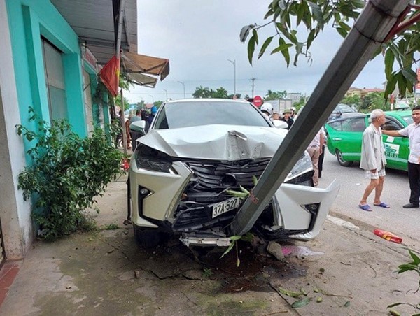 Nghệ An: 2 tài xế xe máy nguy kịch sau khi va chạm liên hoàn với xe Lexus