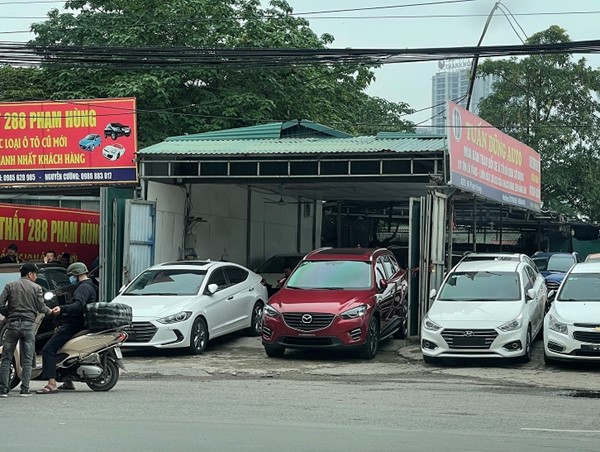 Chợ xe ô tô cũ độc chiếm vỉa hè đường Phạm Hùng