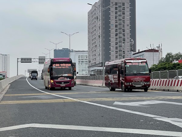 Hà Nội: Xe khách lao vào cảnh sát giao thông, tăng ga bỏ chạy