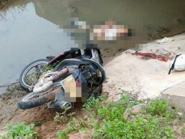 Phát hiện thi thể nam thanh niên dưới mương nước cạnh xe máy