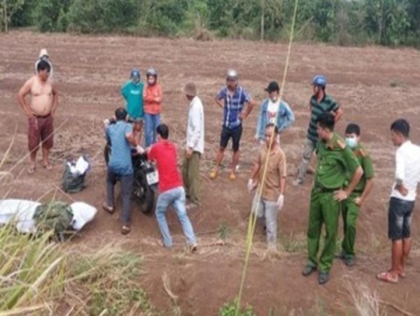 Lao vào bãi đất trống, nam thanh niên bị xe máy đè lên người tử vong
