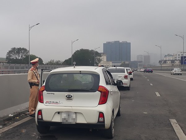 Tăng cường kiểm tra, xử phạt tài xế dừng đỗ sai quy định trên đường Vành đai 2 trên cao