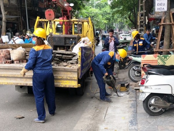 Ra quân xử lý bục bệ, cầu dẫn gây cản trở hệ thống thoát nước