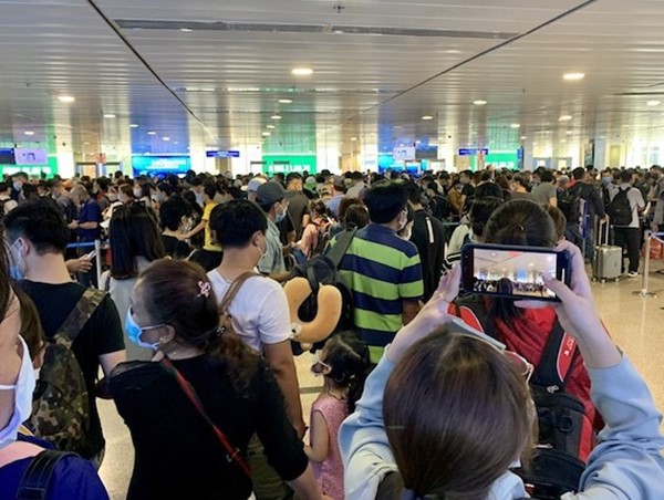 Khách hàng vật vã khi qua cửa an ninh sân bay Tân Sơn Nhất