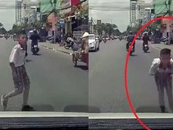 [Clip] Hành động đẹp của một cậu bé khi đi sang đường