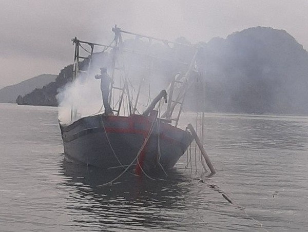 Quảng Ninh: Tàu cá bốc cháy, 3 anh em bị thương nặng