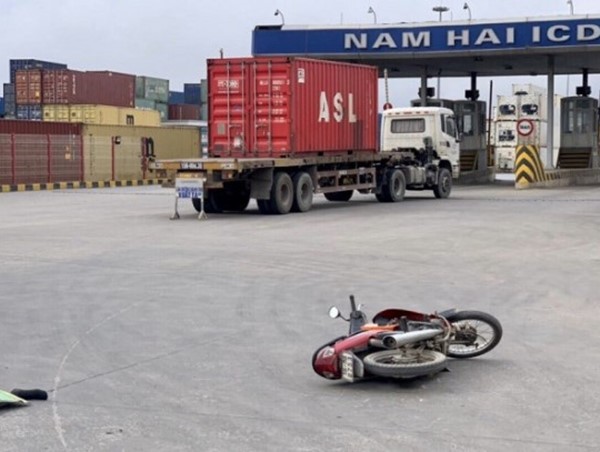 Va chạm với xe container, tài xế xe máy tử vong