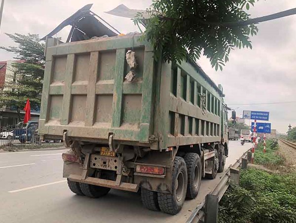 Mạnh tay xử lý xe ô tô chở vật liệu xây dựng để rơi vãi xuống đường