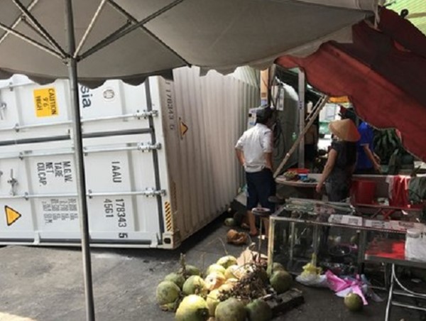 Tai nạn giao thông mới nhất hôm nay 16/4: Container văng khỏi rơ-moóc, bay lên vỉa hè suýt đè chết người