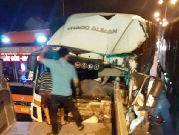 Ô tô tải tông xe container dừng đèn đỏ, lái xe thiệt mạng