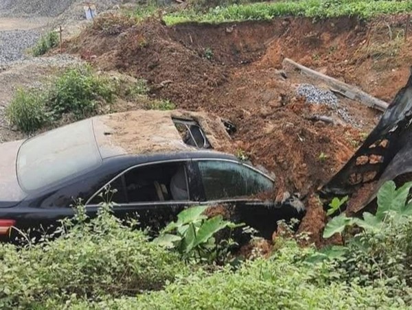 Tài xế máy xúc dũng cảm, nhanh trí múc cát dập lửa cứu 3 người sau tai nạn giao thông