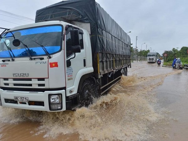 Ngập nặng trên Đại lộ Thăng Long, ô tô nổi ''bồng bềnh'' trong nước
