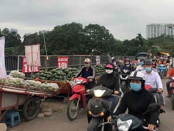 Chợ "cóc" họp tràn lan, giao thông lộn xộn trên đường Tố Hữu