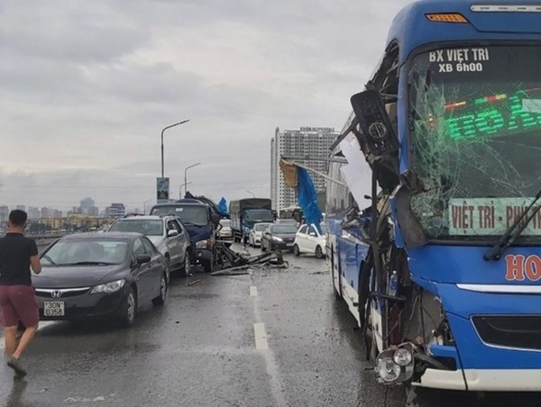 4 ô tô tông liên hoàn khiến cầu Thăng Long ùn tắc nghiêm trọng