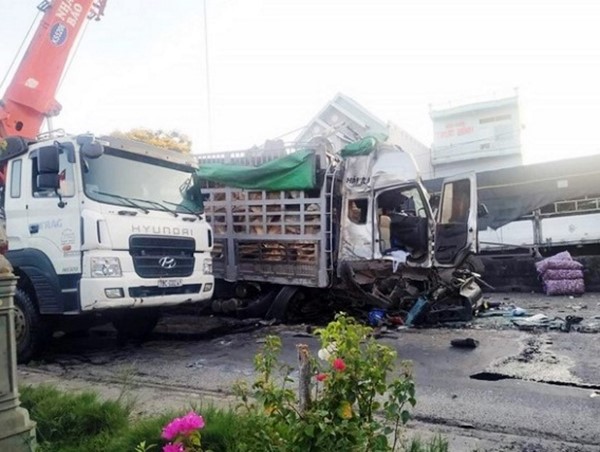 Tai nạn giao thông mới nhất hôm nay 18/4: Xe tải đâm liên hoàn 5 ô tô đang dừng đèn đỏ