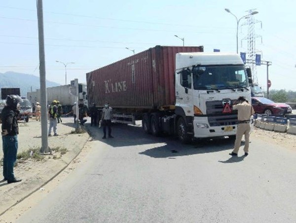 Xe đầu kéo cuốn xe điện vào gầm, nữ tài xế tử vong thương tâm