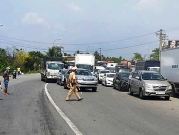 Xe đầu kéo va chạm xe máy trên cầu, 1 người tử vong, ùn tắc 3km