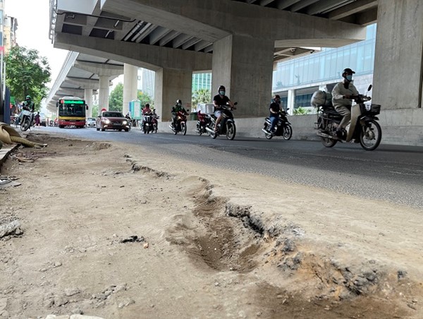 Tuyến đường Hồ Tùng Mậu - Xuân Thủy: Hư hỏng, chắp vá, mất an toàn giao thông