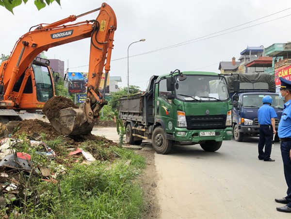 Quận Hà Đông: Ra quân xử lý vi phạm hành lang Quốc lộ 21B