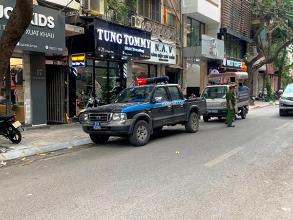 Xử lý vi phạm gây cản trở, mất an toàn giao thông trên phố Lê Ngọc Hân