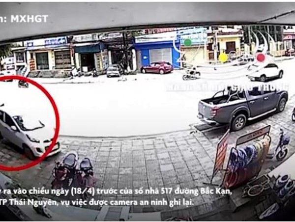 [Clip] Khoảnh khắc xe Kia Moring bị húc lao lên vỉa hè, đâm đổ 2 xe máy