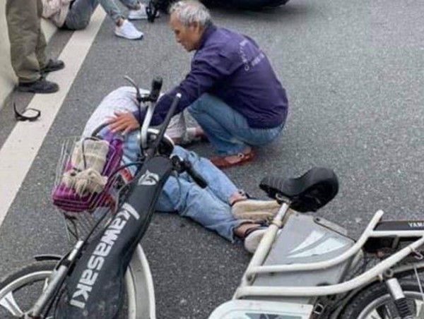 Cụ ông đi xe đạp tử vong thương tâm khi va chạm với xe máy