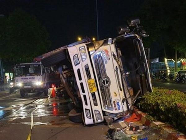 Tai nạn giao thông mới nhất ngày 19/4: Xe tải lật đè ô tô 4 chỗ, tài xế ôm con nhỏ đạp tung cửa chạy ra ngoài