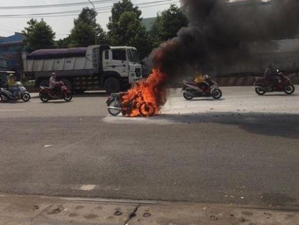 Xe máy bốc cháy dữ dội, nữ sinh hoảng hốt quăng xe thoát thân