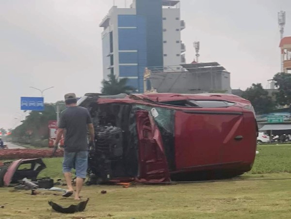 Hải Phòng: Xe ô tô lật nghiêng khiến 3 người bị thương