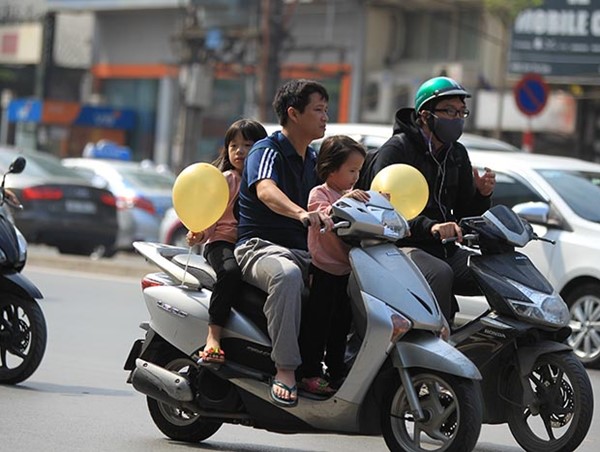 Thực hiện quy định đội mũ bảo hiểm khi đi xe máy: Gia tăng vi phạm