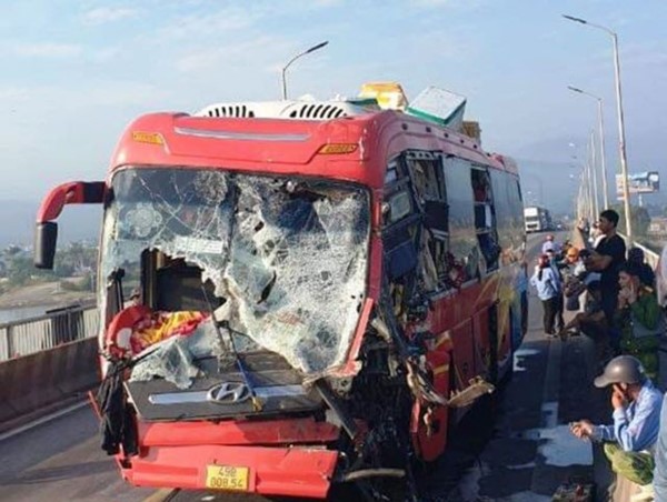 Tai nạn giao thông mới nhất ngày 20/4: Xe tải tông trực diện xe khách khiến tài xế tử vong