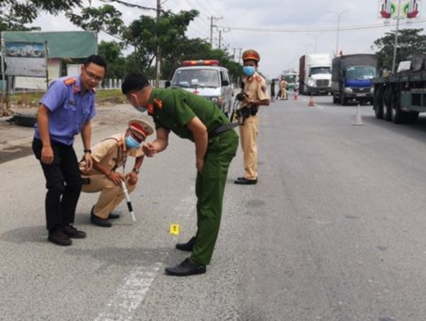 Bị xe đầu kéo cán qua người, nam thanh niên tử vong tại chỗ
