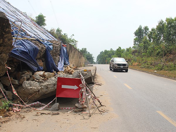 Quảng Nam: Taluy dương sạt lở trôi xuống QL14, đe dọa người đi đường